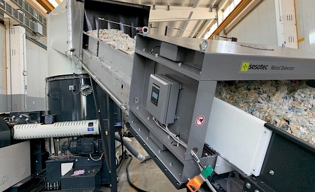 Metal detection on a plastic recycling line